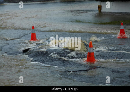 Flut Wasser herausschieben Rohrbruch, Forbury Road, St Clair, Dunedin, Südinsel, Neuseeland Stockfoto