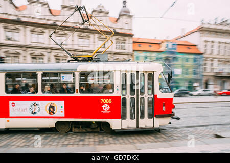 Prag, Tschechische Republik - 10. Oktober 2014: Bewegung der Straßenbahn auf der Straße Malostranske namesti Stockfoto