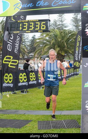 Ein reifer Mann Veredelung Kiama Coastal Classic Run Rennen, Kiama, Illawarra Coast, New-South.Wales, Australien Stockfoto