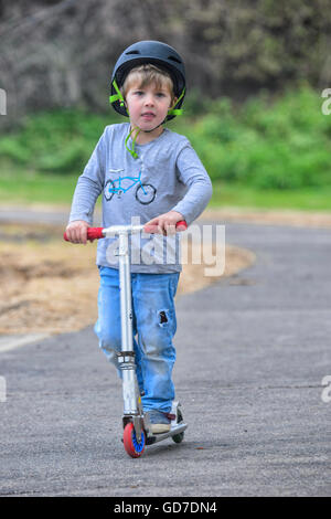 Junge auf einem Roller Stockfoto