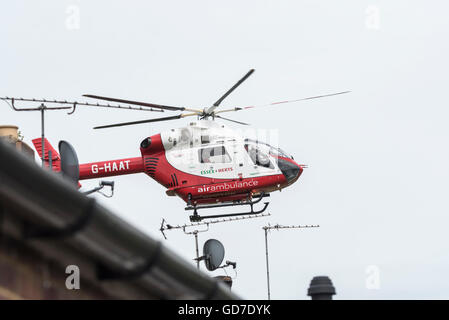 Die Ambulanz von Essex und Herts, die nach dem Versuch eines Zwischenfalls abheben Stockfoto