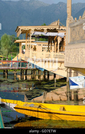 Hausboot auf See Dal, Srinagar, Jammu und Kaschmir, Indien Stockfoto