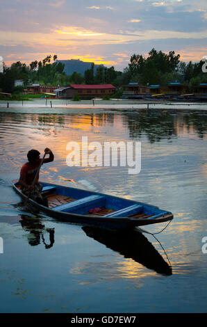 Shikara, Ruderboot am See Dal, Srinagar, Indien, Stockfoto