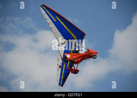 Ultraleichte Flugzeuge am Himmel während der türkischen Luft Association-THK Luft Fest am Etimesgut Flughafen Stockfoto