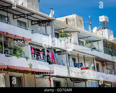 Waschen hängen zum Trocknen auf dem Balkon der Wohnungen in der Stadt Kyrenia an der nördlichen Küste von Zypern. Stockfoto