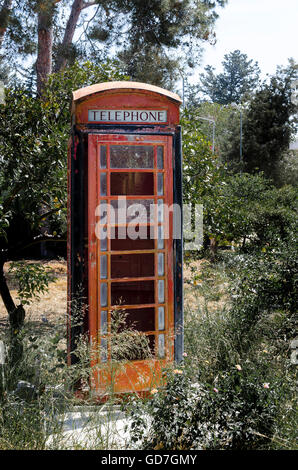 Rote Telefonzelle in Kyrenia, Nordzypern aufgegeben. Stockfoto