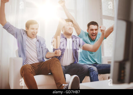 glücklich männlichen Freunden zu Hause Stockfoto