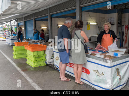 Eine Vielzahl von frisch gefangenen Fisch zum Verkauf an die Etals de Poissons / Fischmarkt. Boulogne, Frankreich. Stockfoto