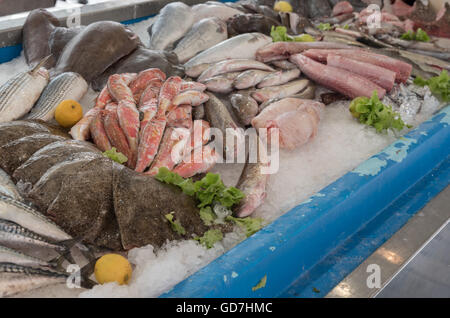 Frisches Obst und Gemüse auf dem Markt verkauft werden / Le Marche De La Place Dalton an einem Samstag Nachmittag. Boulogne, Frankreich. Stockfoto