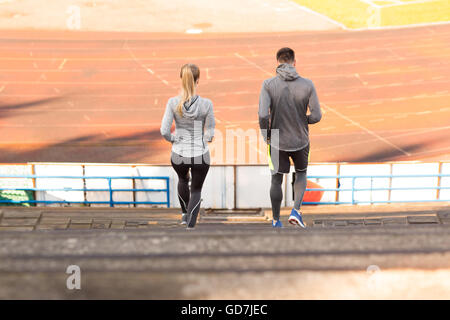 paar auf Stadion im Erdgeschoss ausgeführt Stockfoto