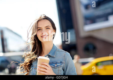 glückliche junge Frau Kaffeetrinken auf Stadtstraße Stockfoto