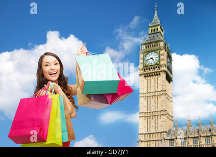 junge glückliche Frau mit Einkaufstüten über big ben Stockfoto