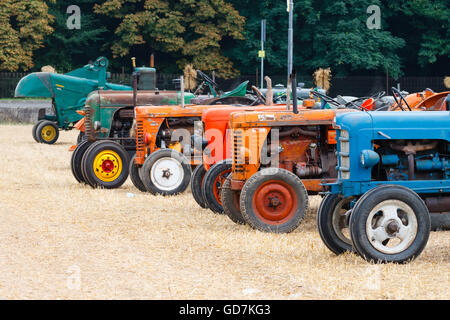 Detail der alten Traktoren in Perspektive, landwirtschaftliches Fahrzeug, Landleben Stockfoto