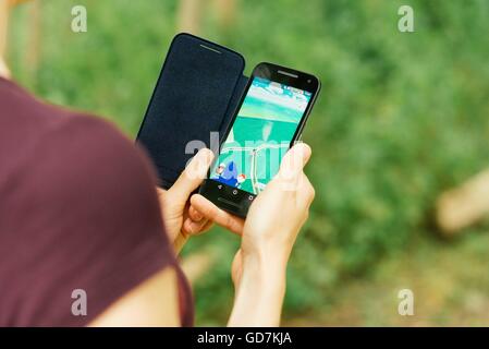 Spieler mit Pokemon gehen auf Handy Stockfoto