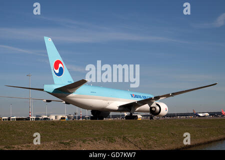 Amsterdam, Niederlande - 11 Maart 2015 Rückseite eines koreanischen cargo Boeing 777-300er gerade am Flughafen Schiphol gelandet und werden neu Stockfoto