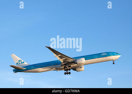 Amsterdam, Niederlande - 11 Maart 2015 gerade Aufgestiegenen klm Boeing 777 zwei - Motor commercial Jet von der Sonne beschienen Stockfoto