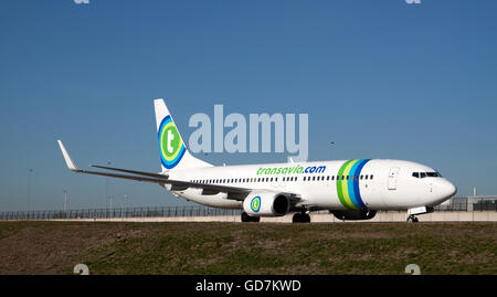 Amsterdam, Niederlande - 11 Maart 2015 Just Landed transavia Boeing kommt von der Start- und Landebahn, das Gatter zu wischen Stockfoto