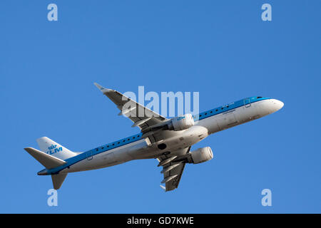 Amsterdam, Niederlande - 11 Maart 2015 KLM cityhopper gerade weg von der Piste genommen sein Ziel mit passenge zu wischen Stockfoto