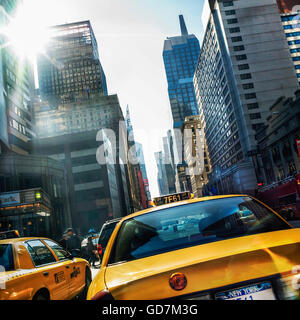 Gelben Taxis auf der 7th Avenue New York City. USA Stockfoto