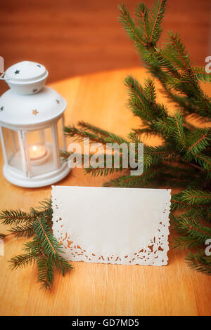 Weihnachten Laterne mit Tanne und Schnee auf Vintage Holz-Hintergrund Stockfoto