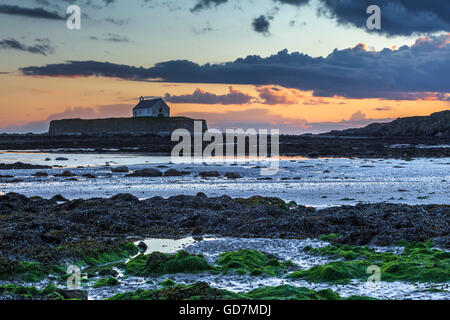 St. Cwyfan Kirche bei Sonnenuntergang auf Anglesey Wales Uk Stockfoto