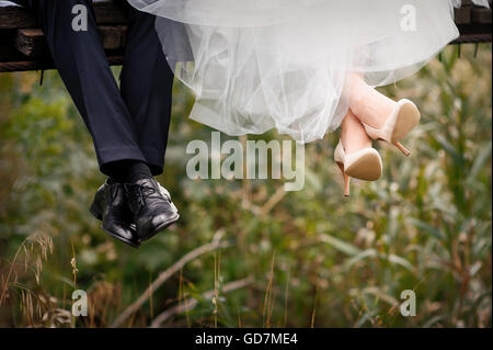 Füße der Braut und des Bräutigams, Hochzeit Schuhe Stockfoto