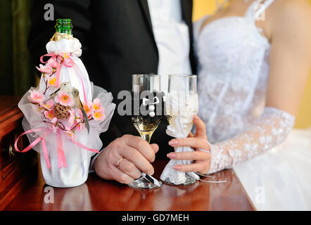 Braut und Bräutigam halten schön dekorierten Hochzeit Gläser wi Stockfoto