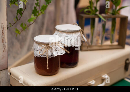 zwei Gläser Marmelade Stockfoto