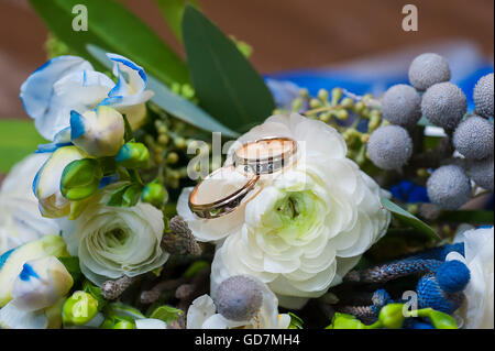 Trauringe mit Rosenblüten Stockfoto