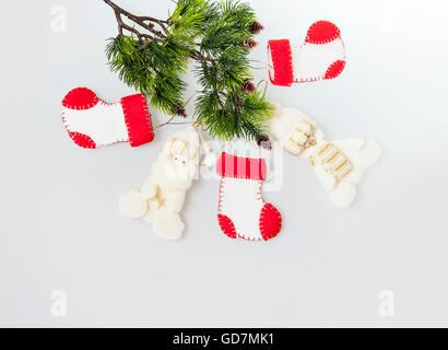 Neue Stiefel und Santa Claus am Weihnachtsbaum Stockfoto