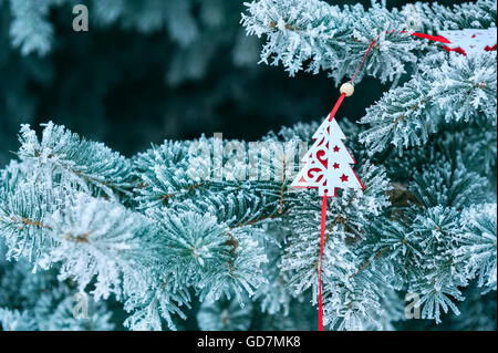 dekorierten Weihnachtsbaum mit Schnee bedeckt Stockfoto