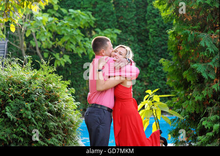 Sommer-Spaziergang in Liebespaare umarmen Stockfoto