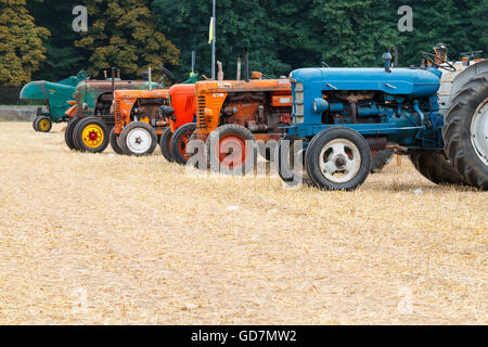 Detail der alten Traktoren in Perspektive, landwirtschaftliches Fahrzeug, Landleben Stockfoto