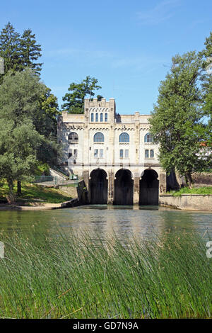 Schloss wie Wasserkraftwerk Ozalj1 im Jahr 1908 erbaut wurde und immer noch in Betrieb ist, Kroatien Stockfoto