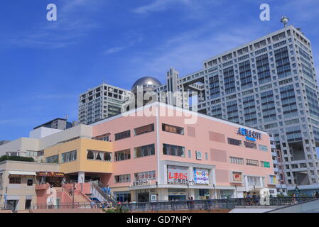 Odaiba Aqua City Shopping Mall und Fuji Television Gebäude in Tokio. Stockfoto