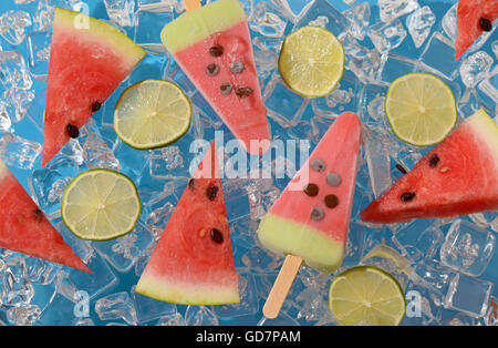 Wassermelone, Obst Eis am Stiel und Kalk Scheiben auf Eiswürfel Stockfoto