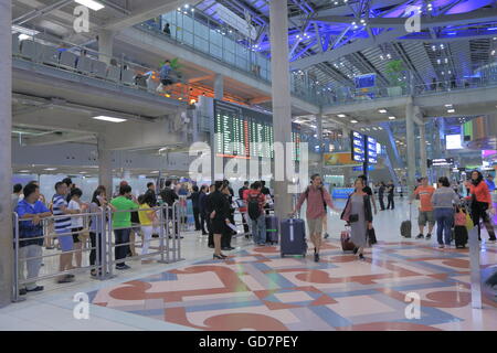 Menschen reisen am Flughafen Suvarnabhumi in Bangkok Thailand Stockfoto