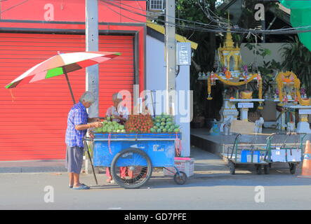 Menschen verkauft Obst auf Straße in Bangkok Thailand. Stockfoto