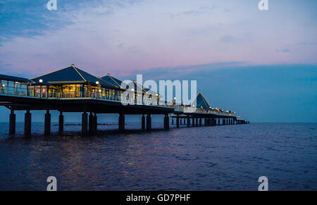 Schöne hölzerne Pier auf Ostsee Stockfoto