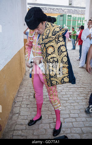 Spanische Torero Jose Tomas stellt sich das Kap Spaziergang in der Gasse vor dem ausgehen zum Stierkampf, Spanien Stockfoto