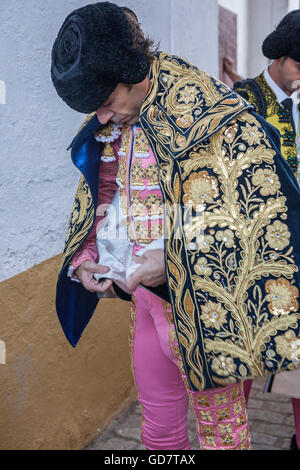 Spanische Torero Jose Tomas stellt sich das Kap Spaziergang in der Gasse vor dem ausgehen zum Stierkampf, Spanien Stockfoto