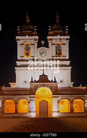 Igreja de Nossa Senhora da Nazaré nachts Nazare Stockfoto