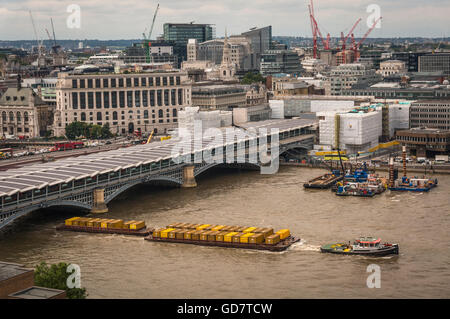 Schlepper schleppen Lastkähne voller Container auf der Themse, London, UK Stockfoto