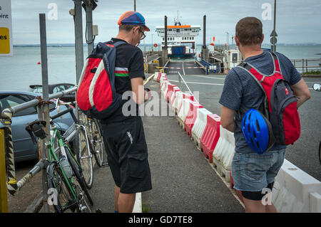 Radfahrer, die darauf warten, die Wightlink Fähre von Fishbourne auf der Isle Of Wight, UK Stockfoto