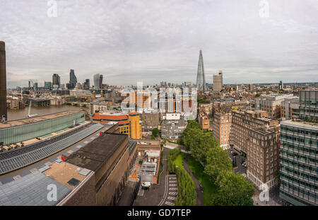 Ansicht der Tate Modern, The City of London, The Shard und der South Bank aus dem 10. Stock des Tate Modern Neubau. Stockfoto