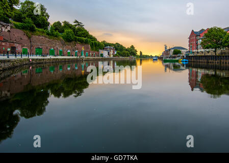 Blick entlang des Wassers bei Sonnenaufgang von der Kai Exeter Devon Stockfoto