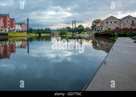 Blick entlang des Wassers der Kai Exeter Devon Stockfoto