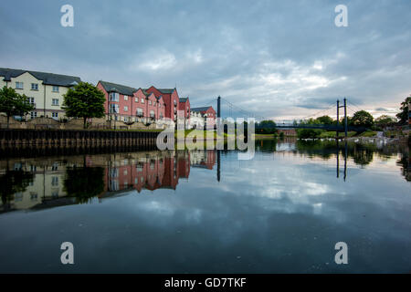 Blick entlang des Wassers der Kai Exeter Devon Stockfoto