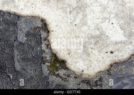 Verschüttete und gefrorenen Asphalt auf der Straße Stockfoto