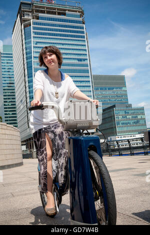 Frau mit ein Fahrrad mieten. London, England Stockfoto